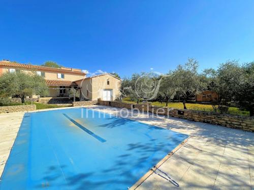 House with swimming pool in Saint-Saturnin