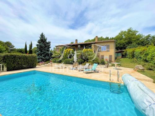 Villa with swimming pool and large plot