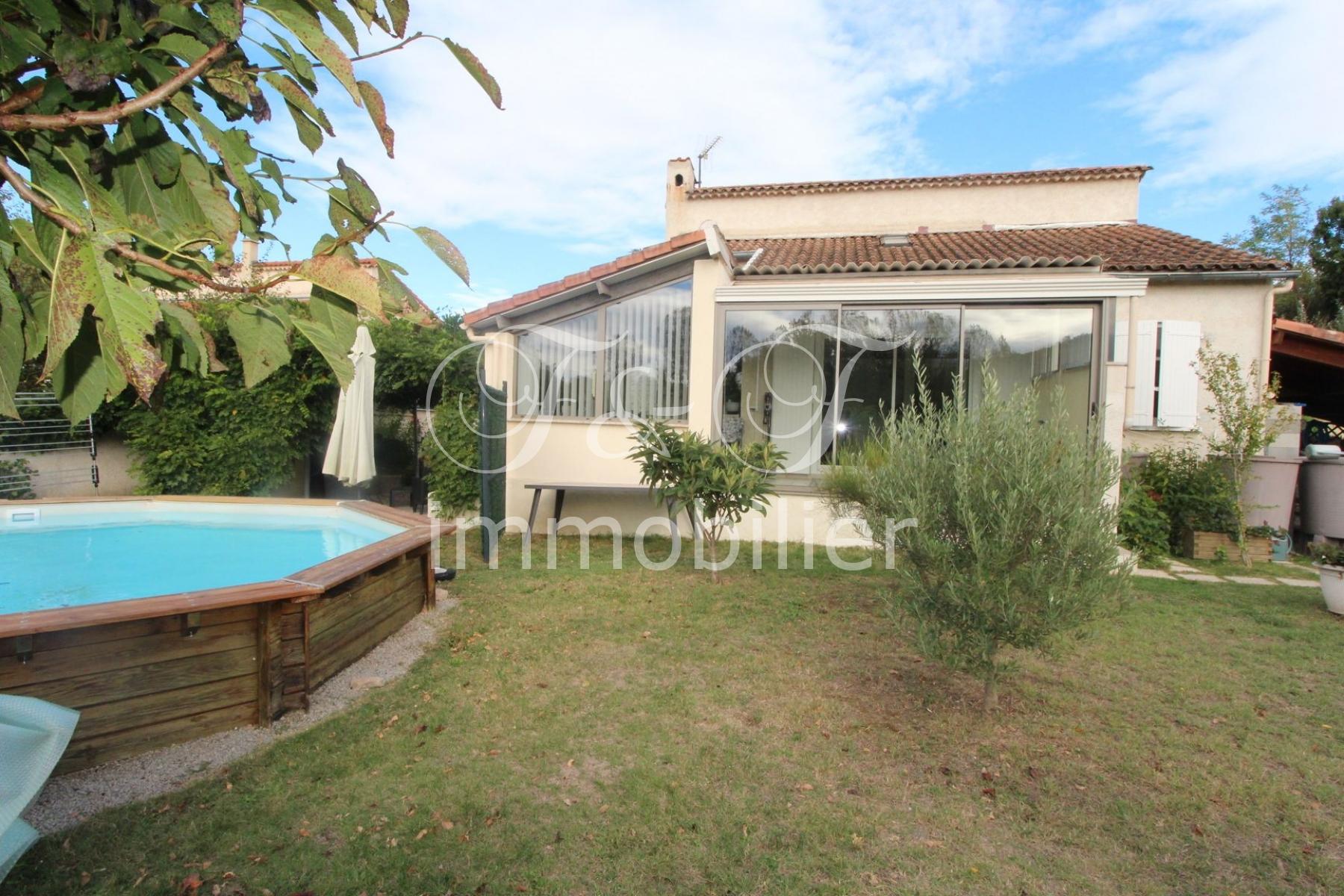 Lovely detached villa with garden and pool