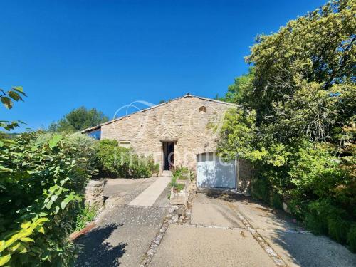 Maison en pierres avec une très belle vue